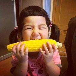 情侣网红博主吃瓜图片,网红情侣博主吃瓜互动，甜蜜画面引网友热议